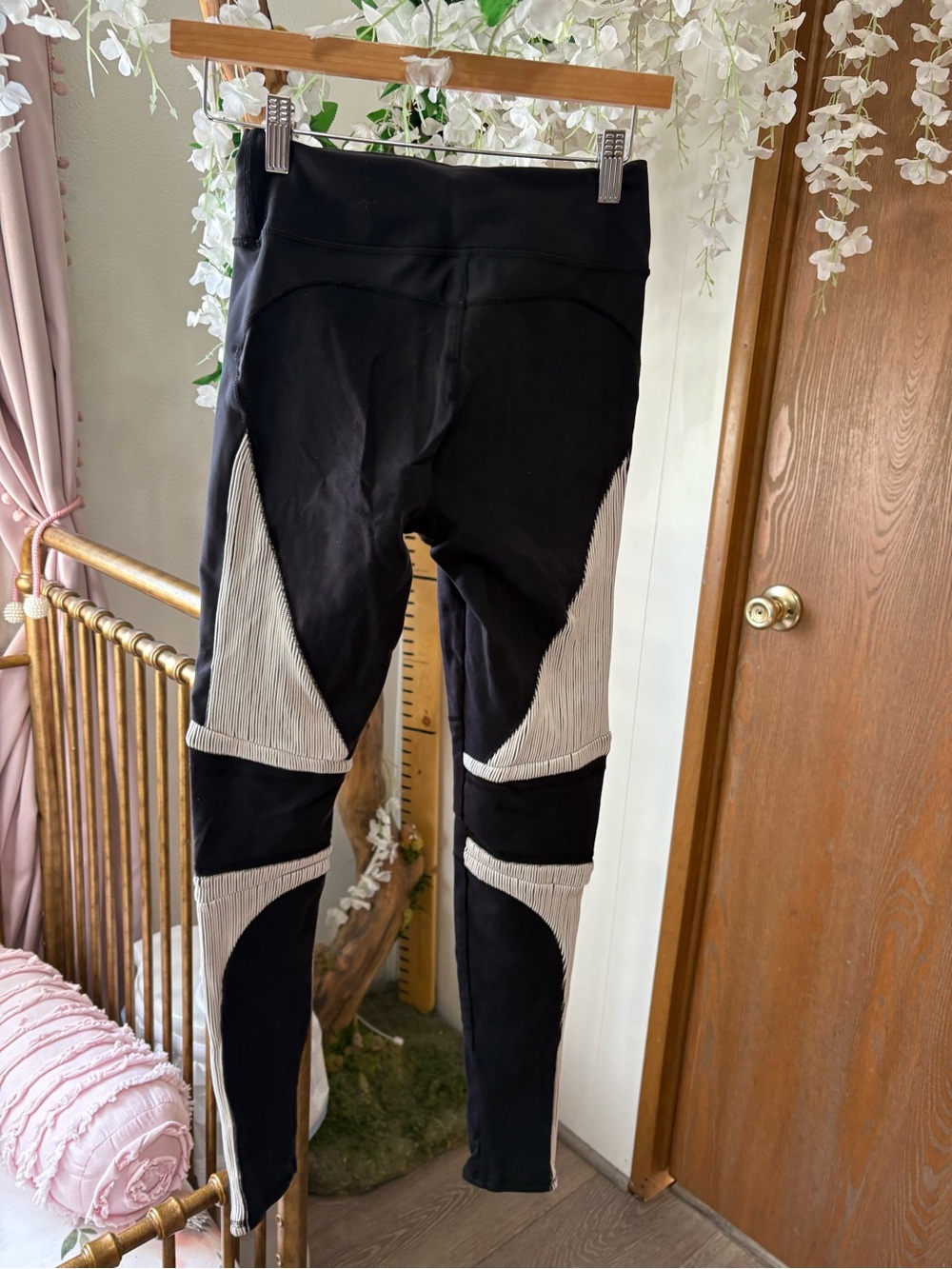 ALO Yoga Black Leggings with White Contrast Panels - Picture 8 of 10